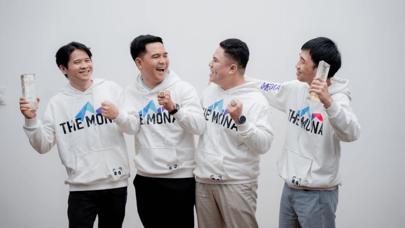 Đội ngũ MONA mặc hoodie đồng phục THE MONA mừng thành tích năm